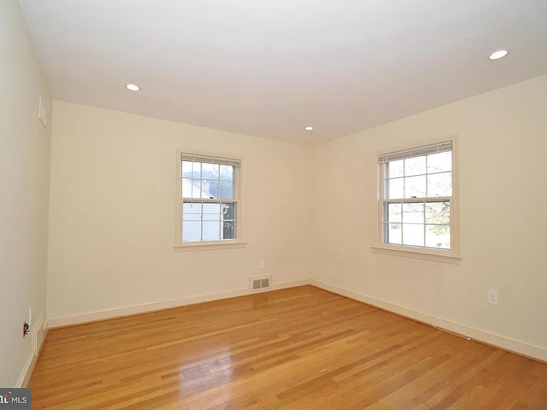 11132 Luxmanor Rd — Photo 17