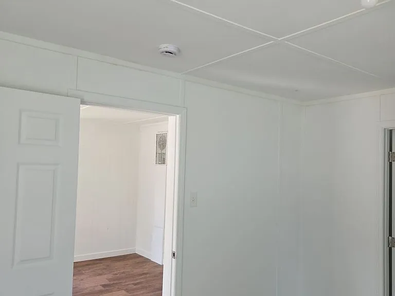 204 Thomas Ln — Photo 11
