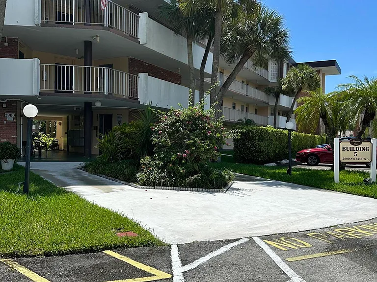 2900 NW 47th Ter #105B — Photo 2