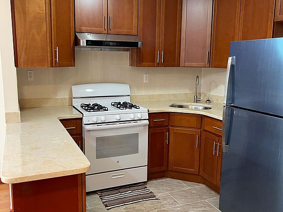 2nd image of 109 Hastings St Floor 2