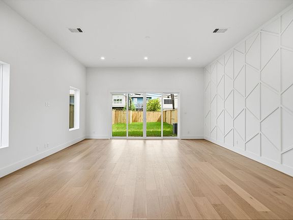 3rd image of 835 W 25th St