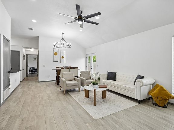 5th image of 7 Cedar Elm Cir