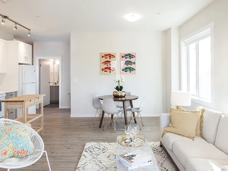 3381 Whittier Ave — Photo 5