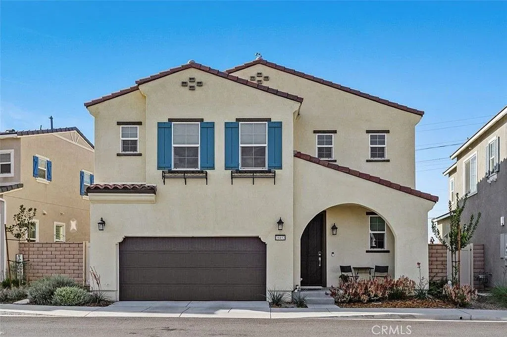 3 bed, 2.5 bath, 2021 sqft, $2,900 — Photo 1