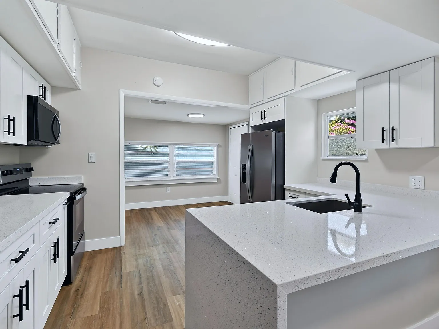 3 bed, 2.0 bath, 1274 sqft, $2,895 — Photo 2