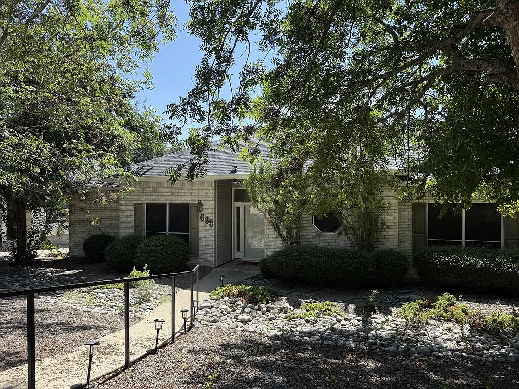 3 bed, 2.5 bath, 2154 sqft, $2,400 — Photo 1