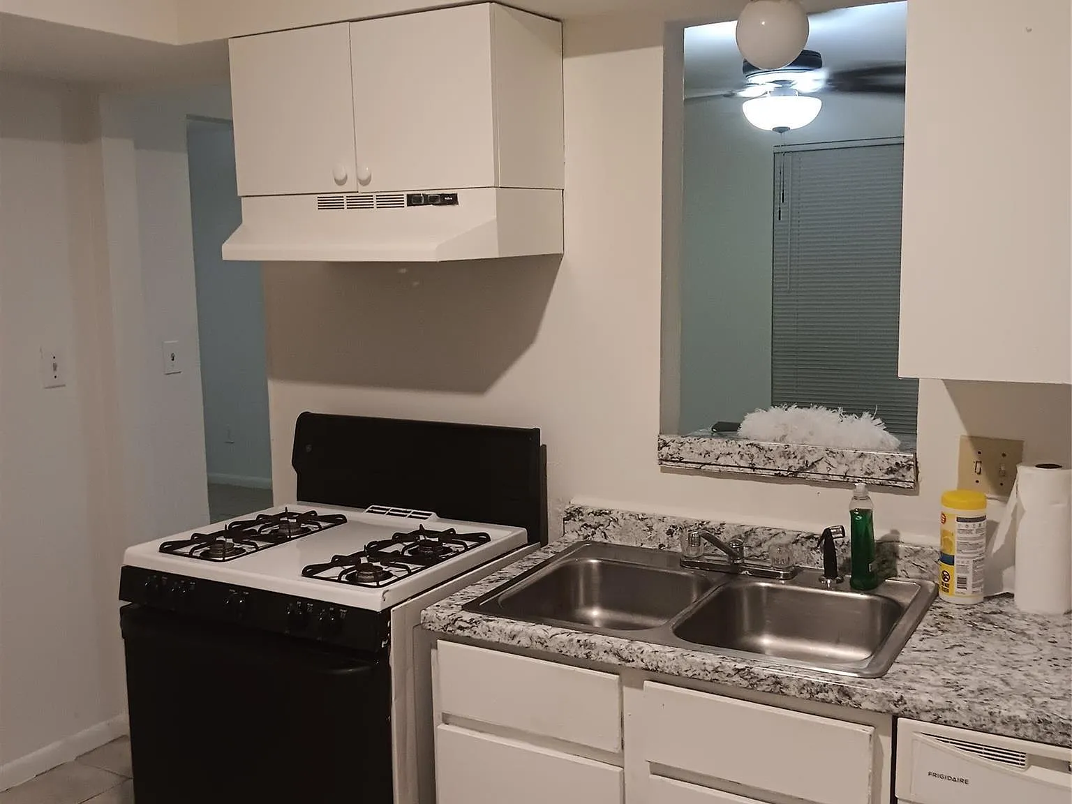 2 bed, 1.0 bath, 4144 sqft, $1,100 — Photo 4
