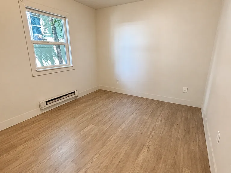 556 23rd St — Photo 5