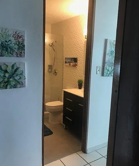 Modern bathroom.