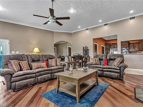 5th image of 800 Oak Dr