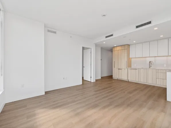 6087 Wilson Ave #506, Burnaby, BC V5H 2R6