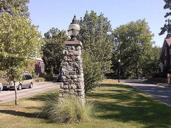 4th image of 2663 Glenmawr Ave
