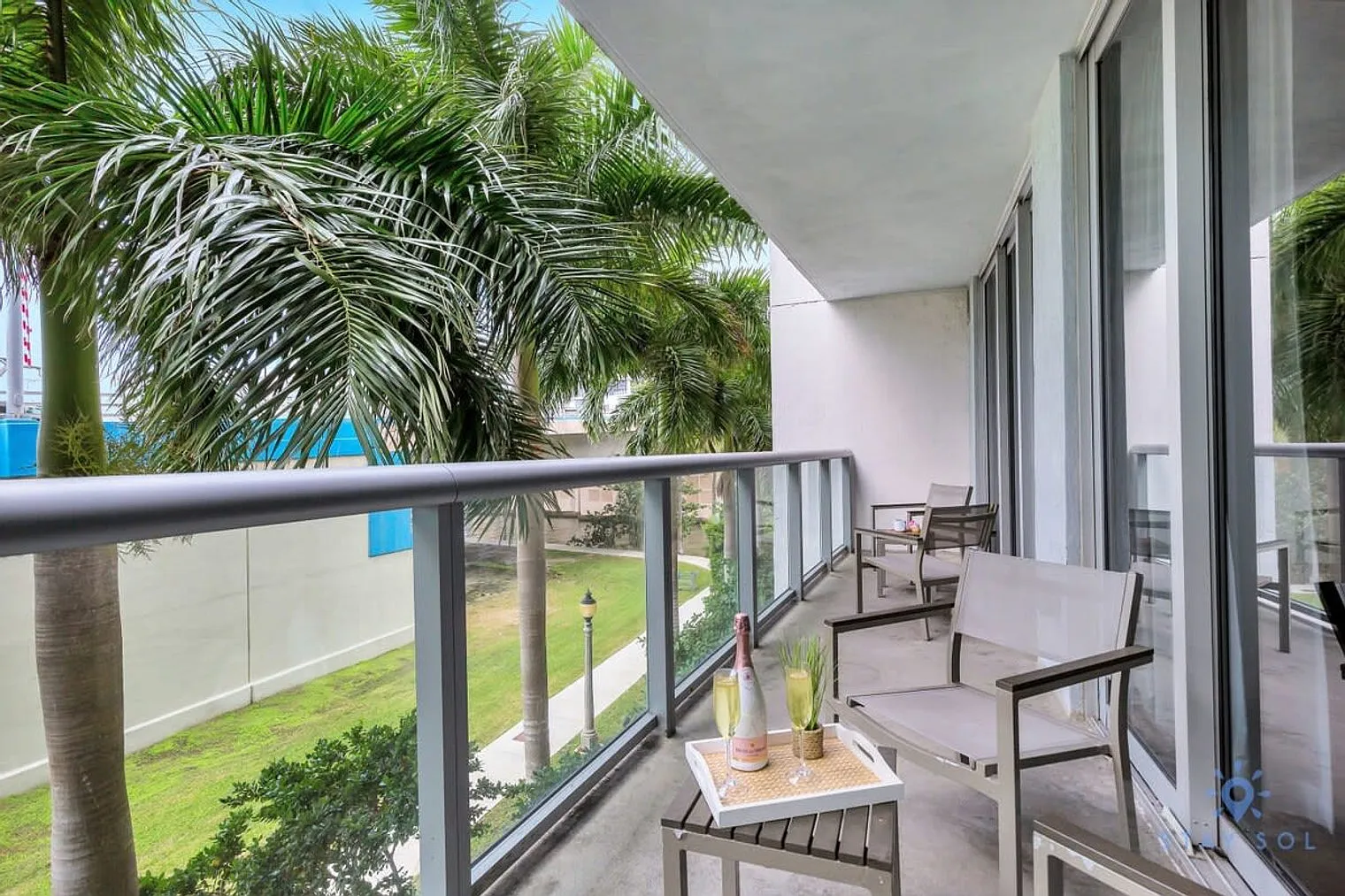 1 bed, 1.0 bath, 699 sqft, $2,562 — Photo 2
