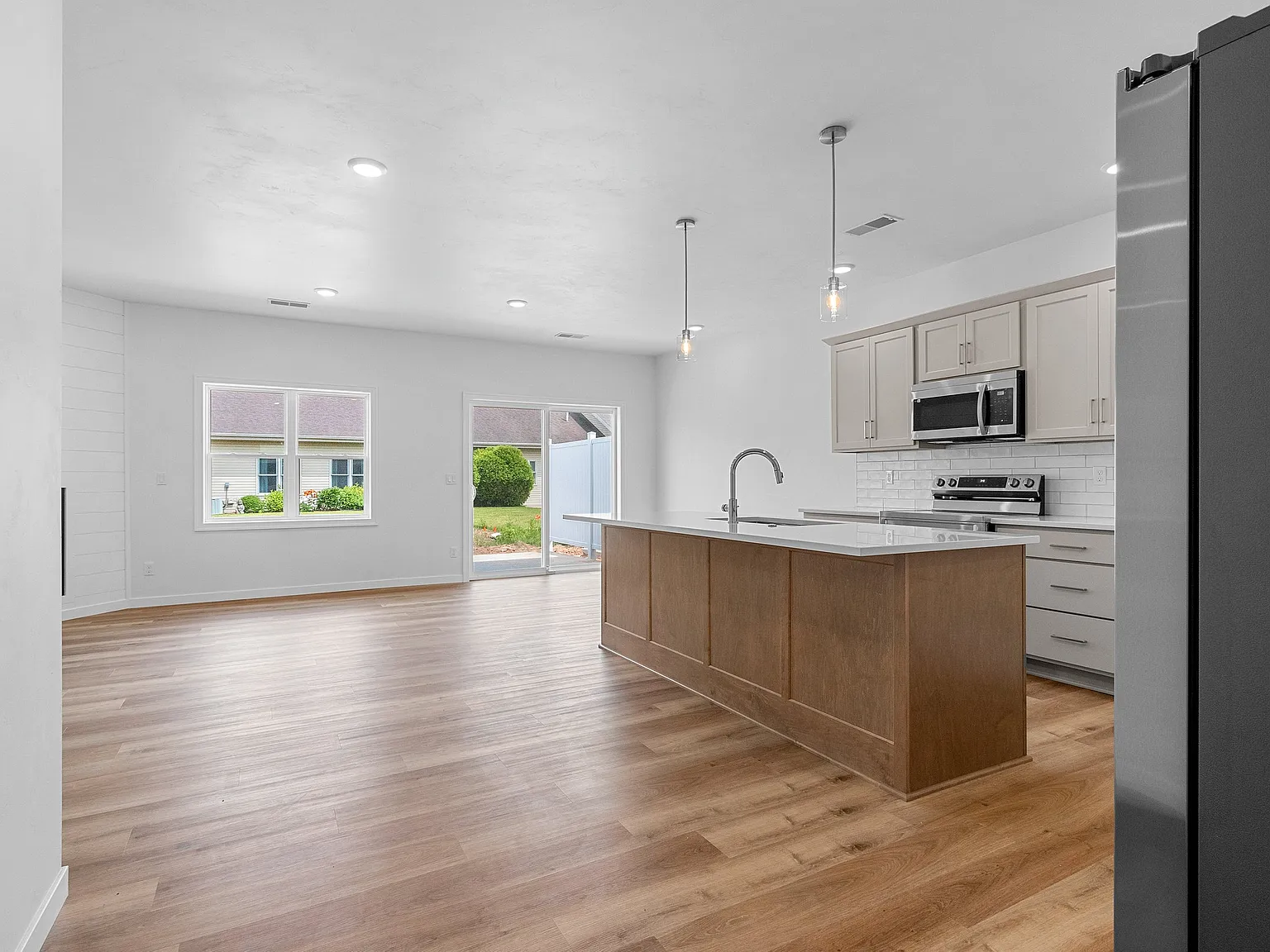 2 bed, 1400 sqft, $2,100 — Photo 3