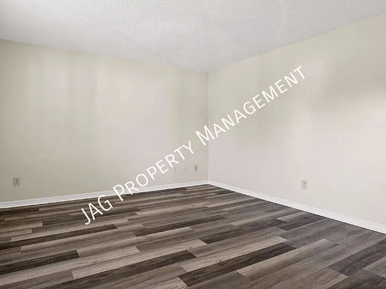 482 Bentwood Ln #C — Photo 3