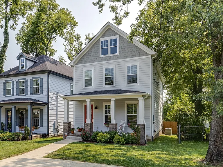 1813 Sherwood Ln — Photo 1