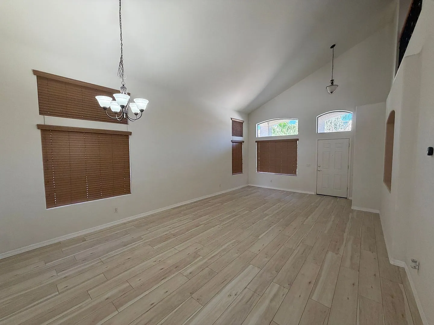 4 bed, 3.0 bath, 2573 sqft, $2,500 — Photo 3