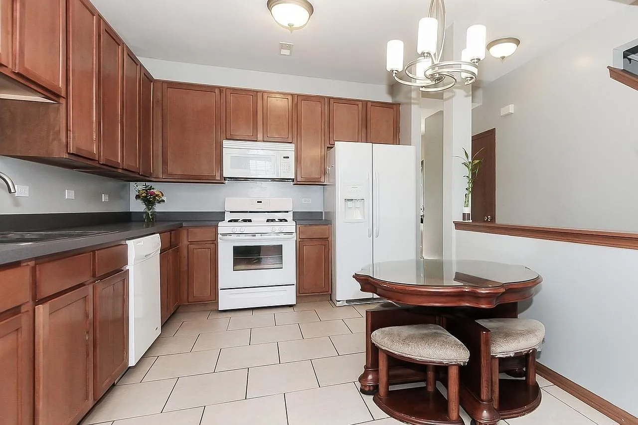 2 bed, 1.5 bath, 1140 sqft, $2,049 — Photo 3