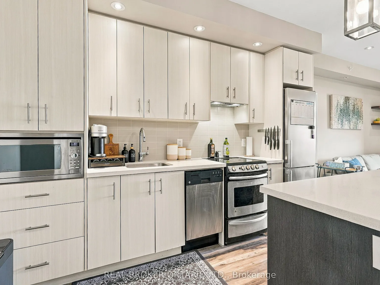 3 bed, $2,950 — Photo 2