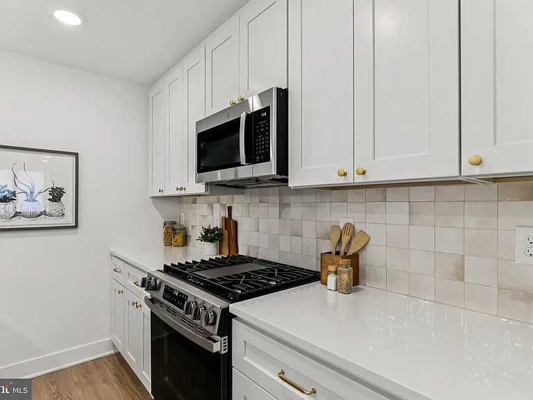 732 Harry St — Photo 11