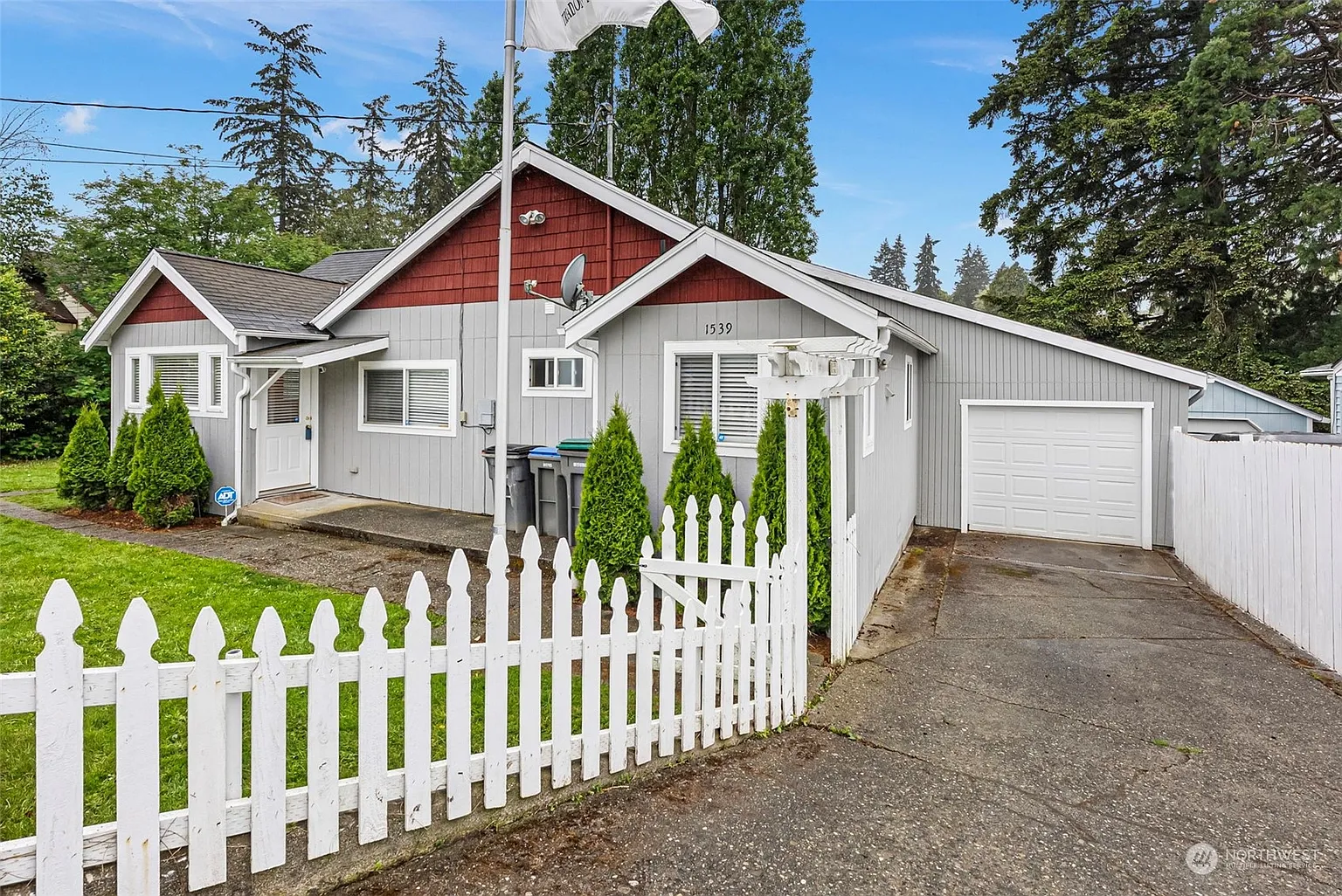 1539 Rainier Avenue photo 1