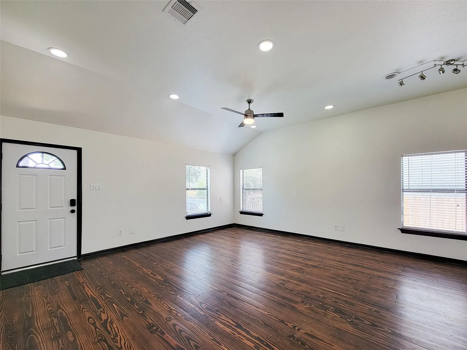 3 bed, 2.0 bath, 1325 sqft, $1,800 — Photo 4