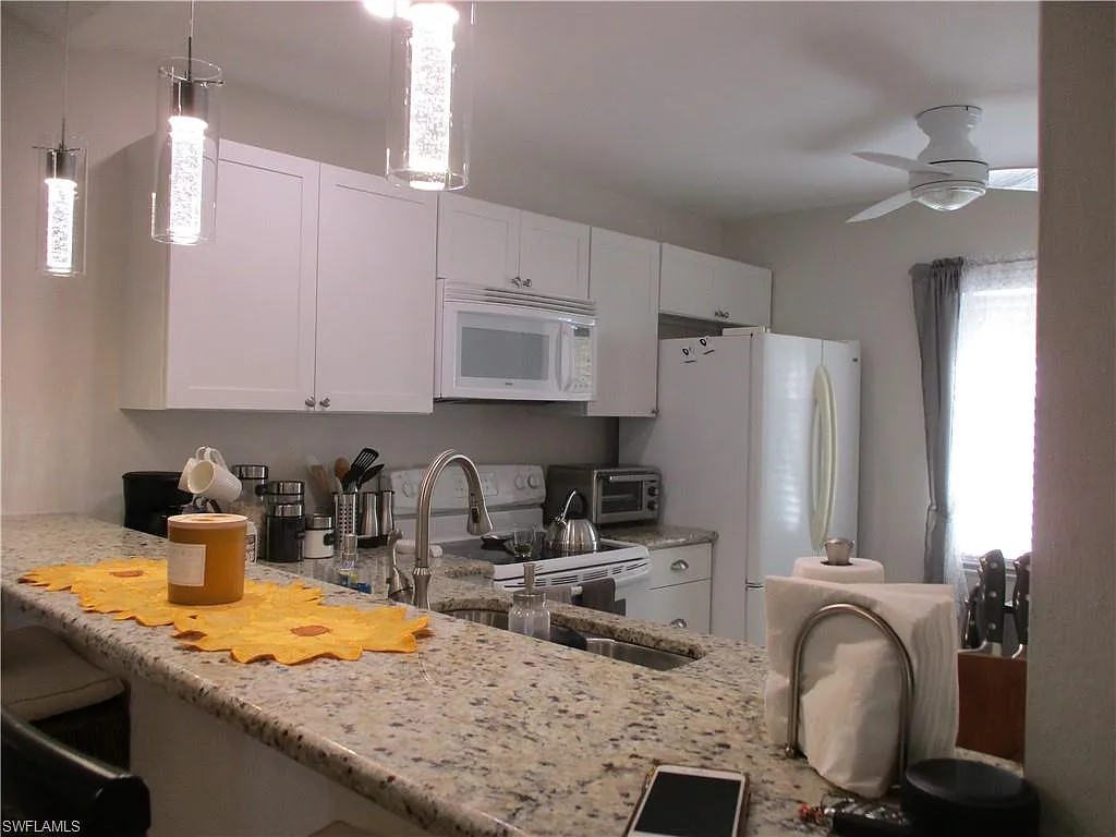 2 bed, 2.0 bath, 962 sqft, $4,200 — Photo 2