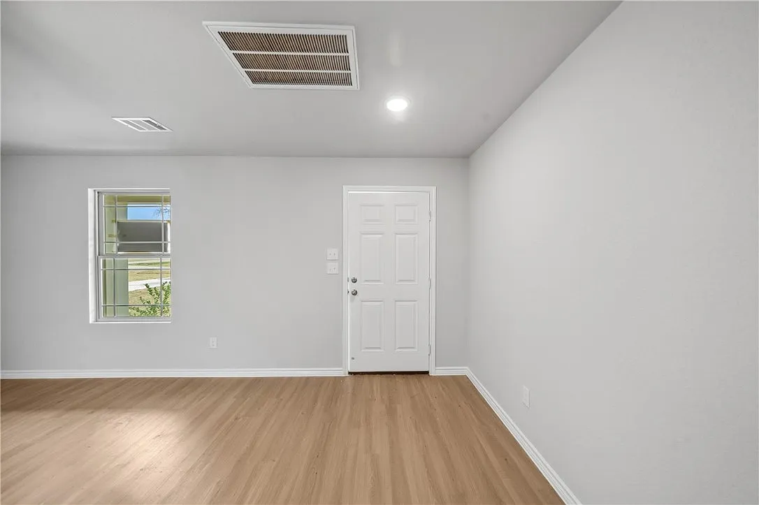 4 bed, 2.5 bath, 1549 sqft, $1,900 — Photo 4