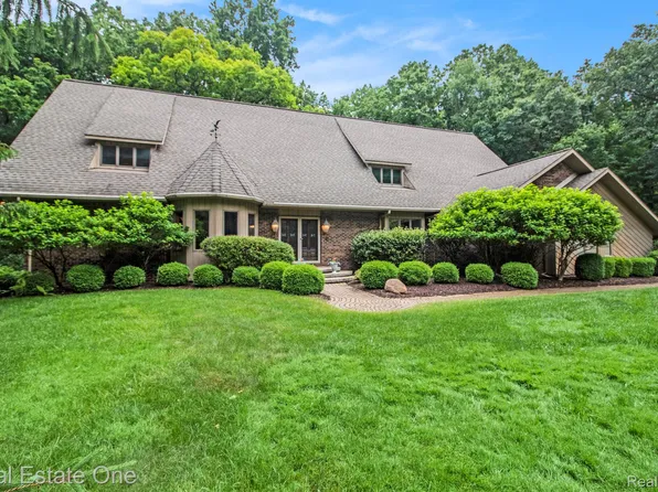11921 Brandywine Dr, Brighton, MI 48114