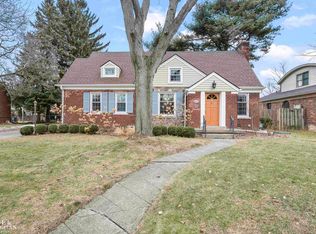 612 Hawthorne Rd, Grosse Pointe Woods, MI 48236