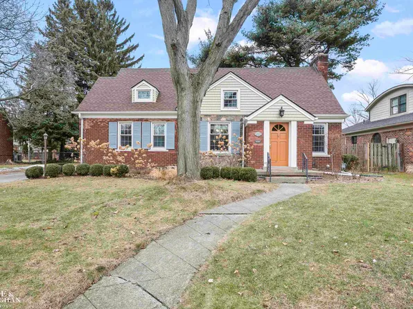 612 Hawthorne Rd, Grosse Pointe Woods, MI 48236