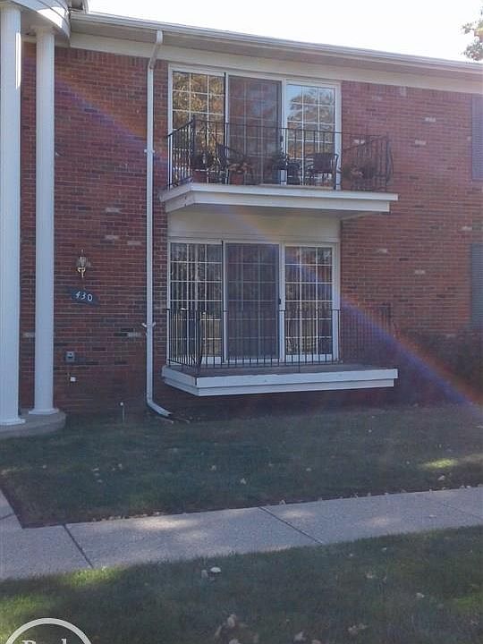 1st image of 430 N Fox Hl #122