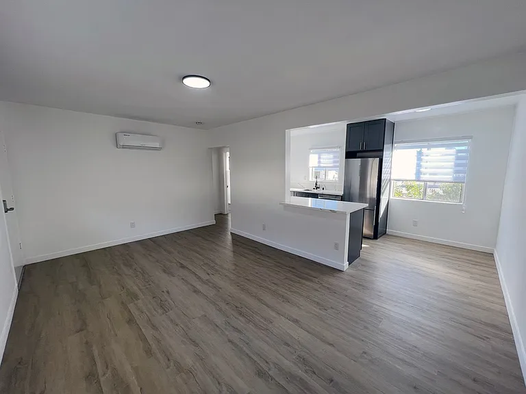 521-523 E Live Oak Ave — Photo 3