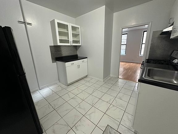 2nd image of 332 W 37th St APT 4FW