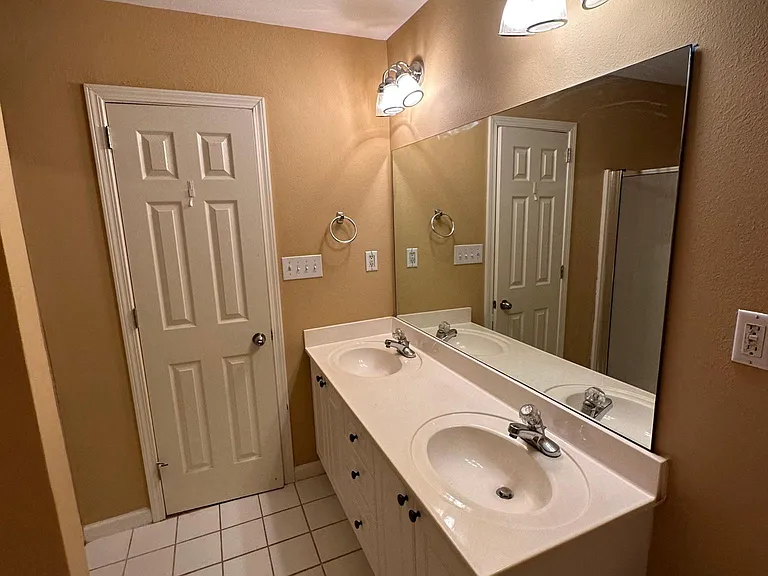 1405 Hillsboro Ln — Photo 10