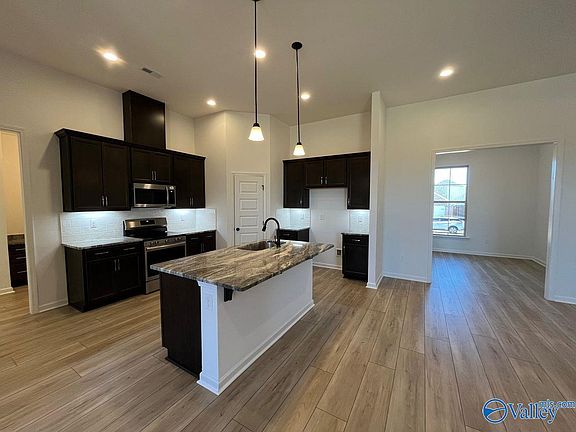 4th image of 185 Midpark Dr