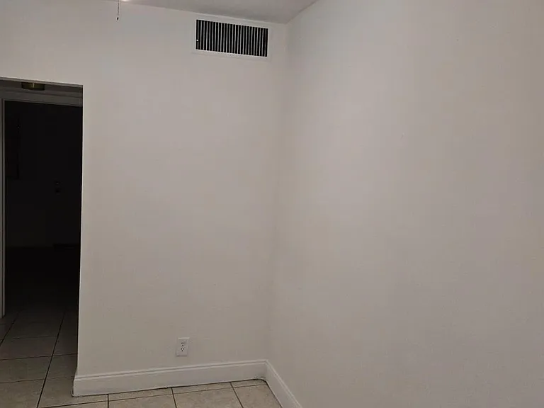 230 SW 11th Ave #17 — Photo 6