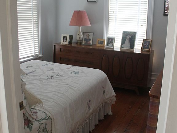 5th image of 209 Marsh St