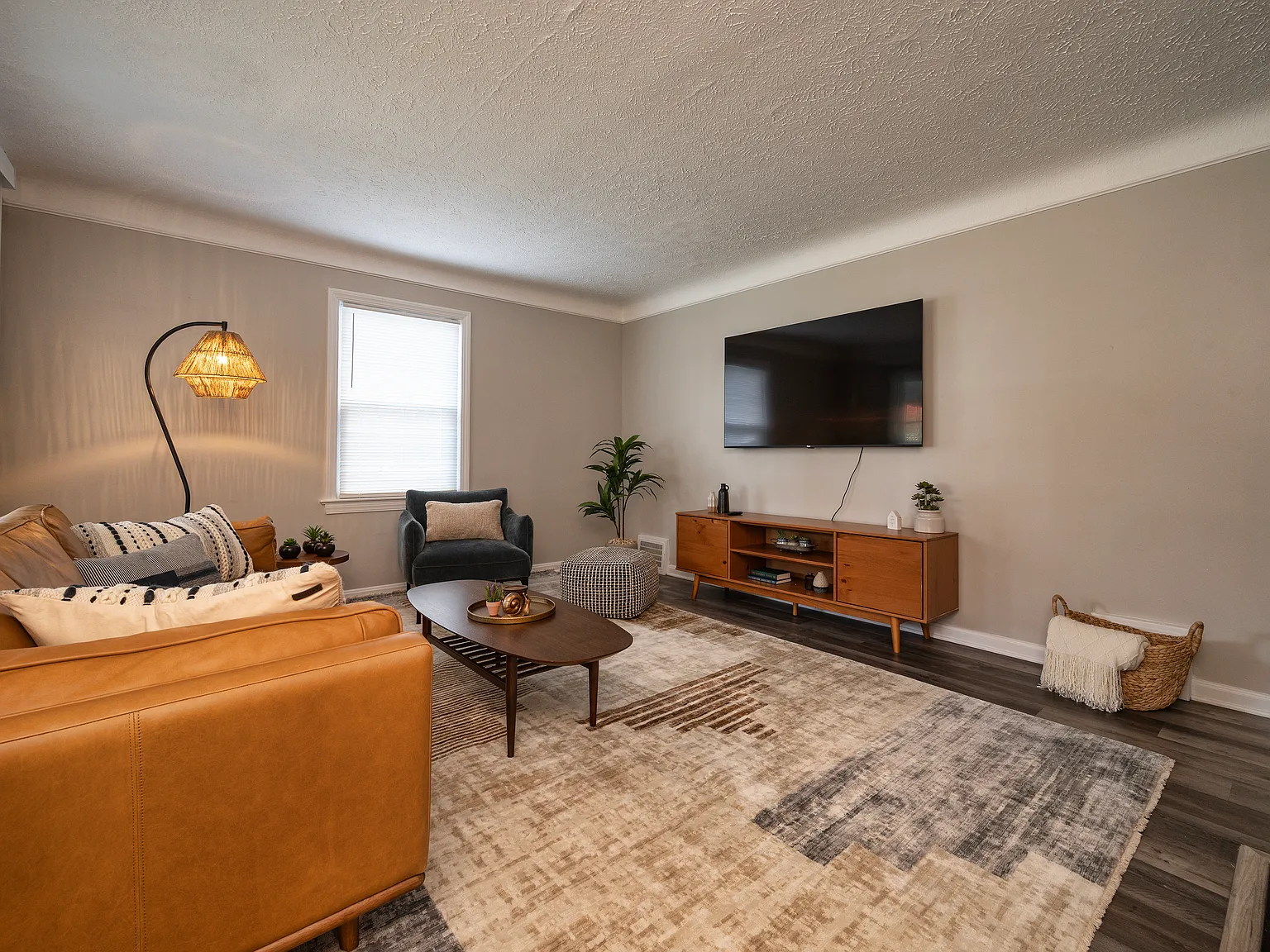 3 bed, 1.5 bath, 1326 sqft, $3,300 — Photo 3