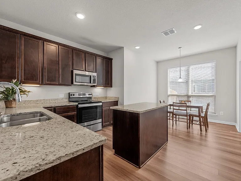 10232 Driskill Dr — Photo 3