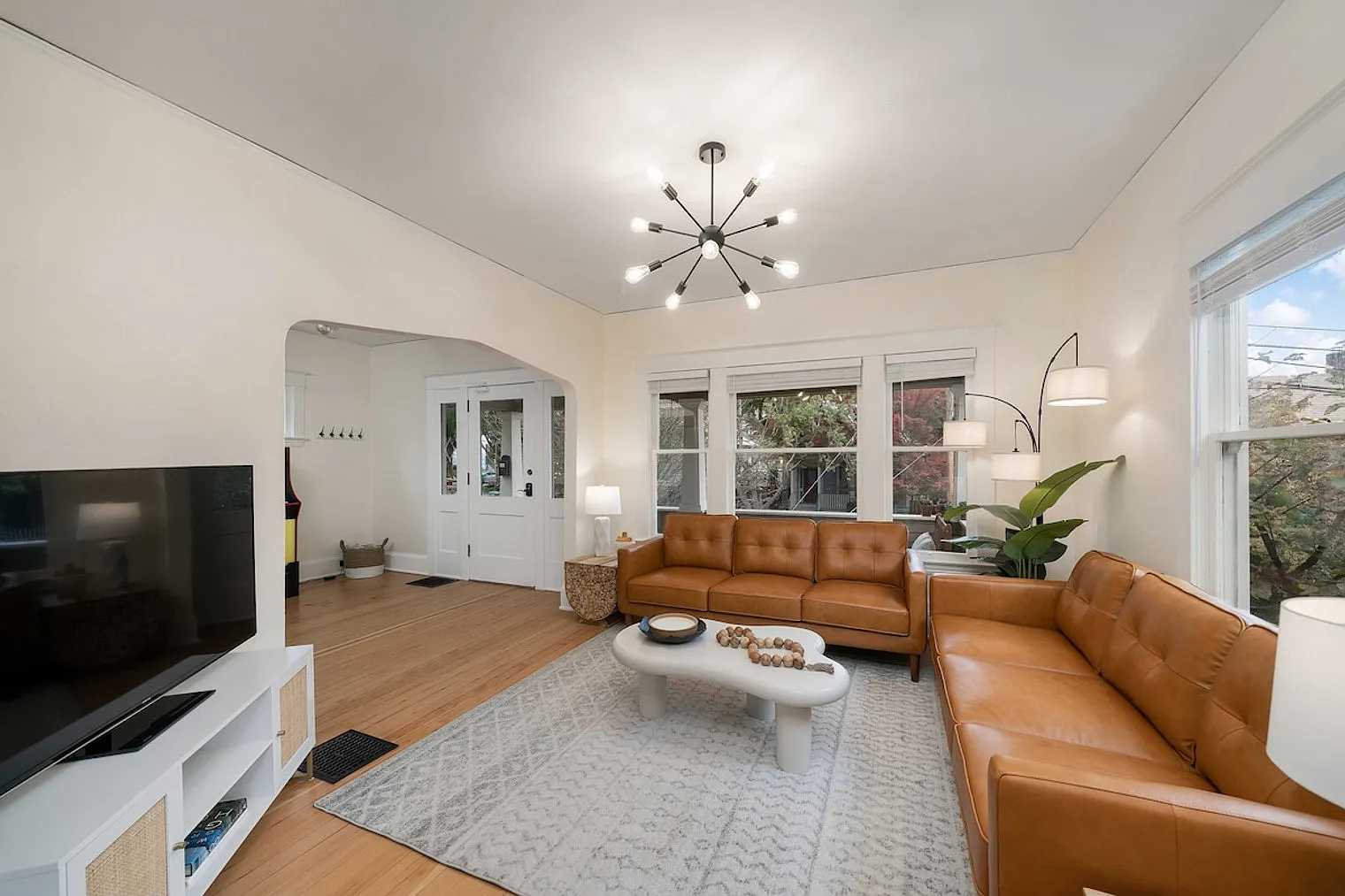 5 bed, 2.0 bath, 2098 sqft, $9,000 — Photo 4