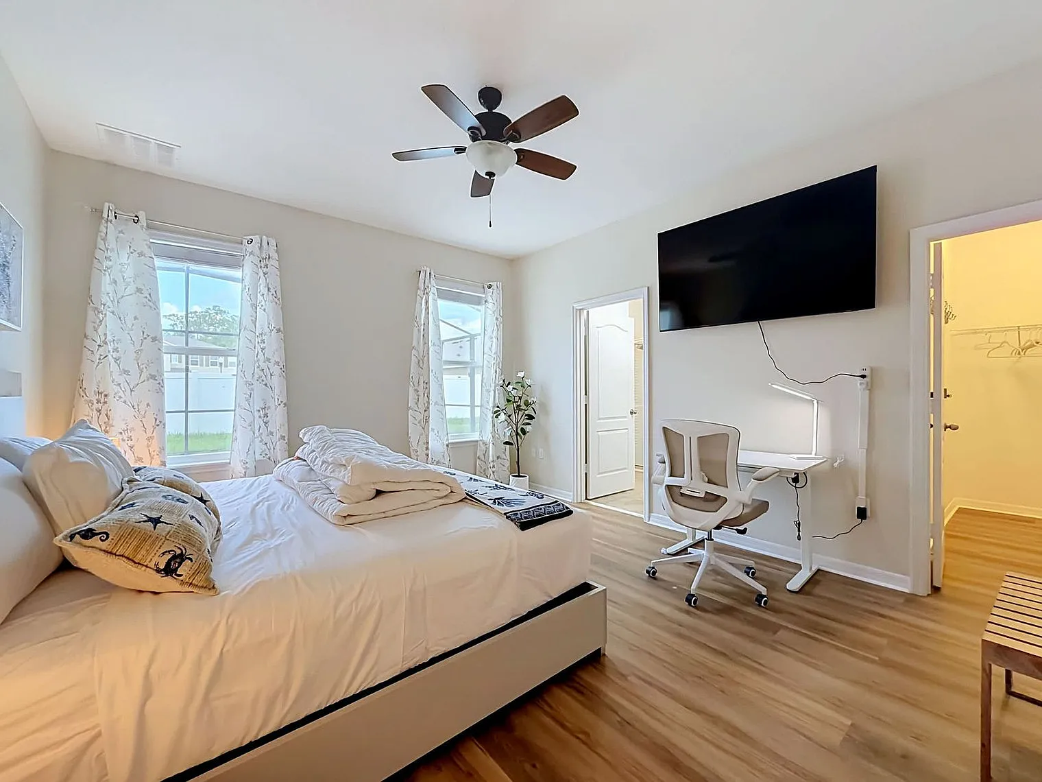 5 bed, 5.0 bath, 1711 sqft, $7,560 — Photo 4