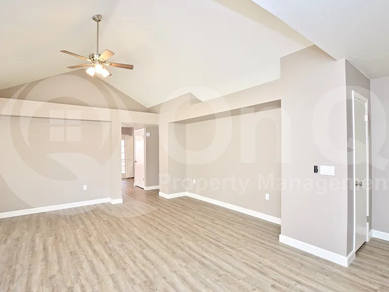 1501 E Commerce Ave — Photo 6