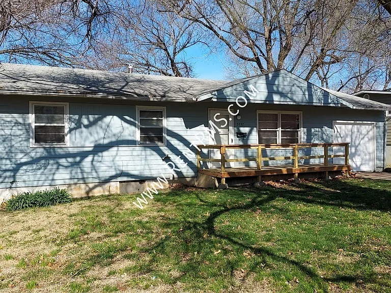 3757 SE Truman Ave — Photo 2