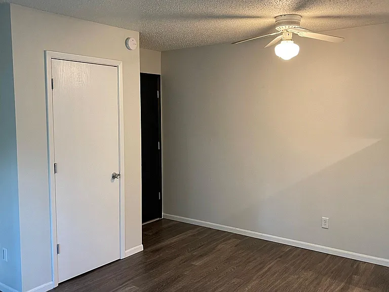 433 S Van Buren St #5 — Photo 6