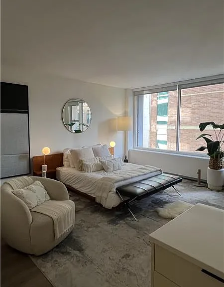 127 E Chestnut St #8W — Photo 2