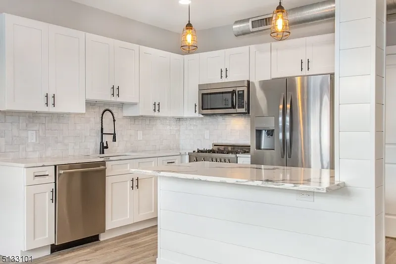 2 bed, 1.0 bath, $2,450 — Photo 2