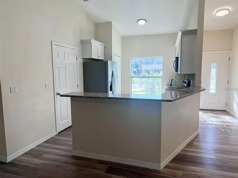 925 Lora St — Photo 6