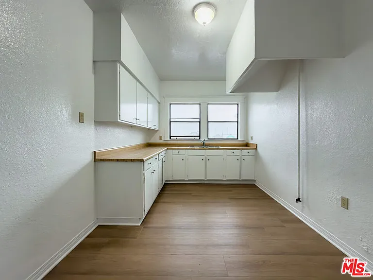 4367 S Van Ness Ave #4 — Photo 16
