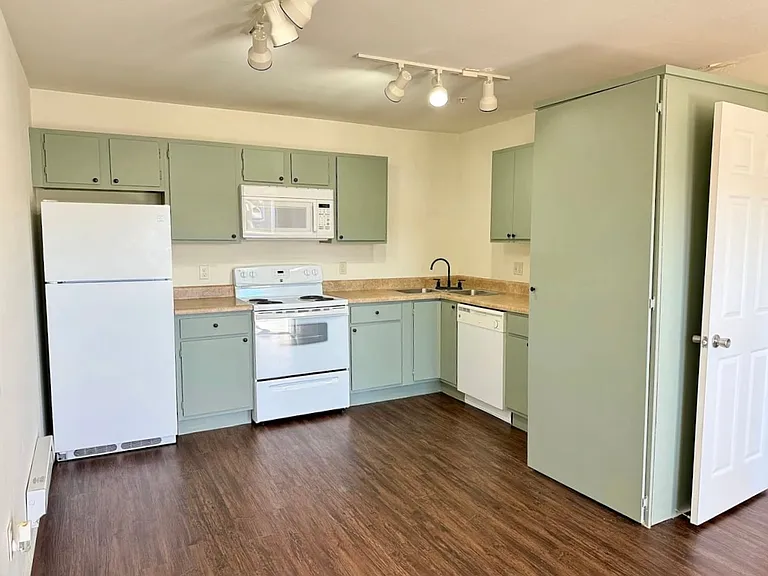 Cedar Creek Apartment Homes — Photo 2